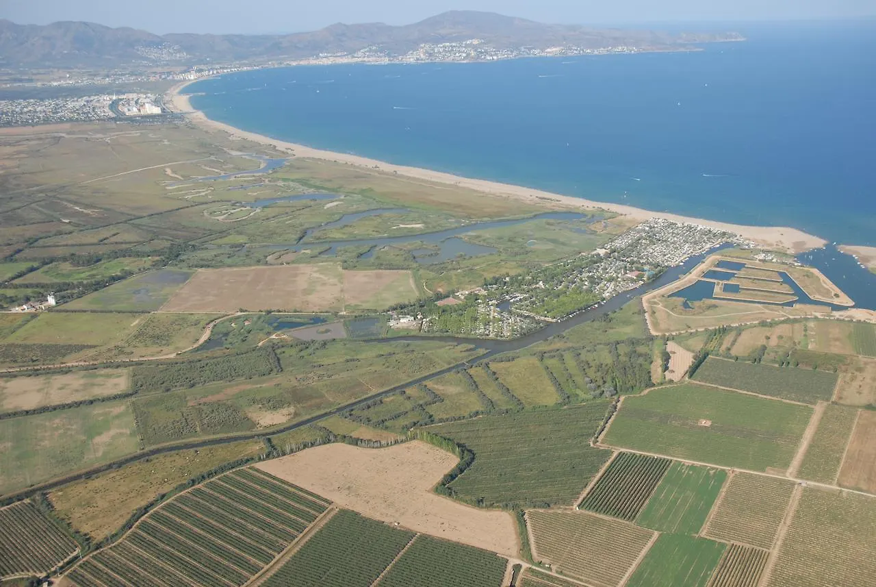 דירות קסטלו דה אמפוריאס Camping Nautic Almata